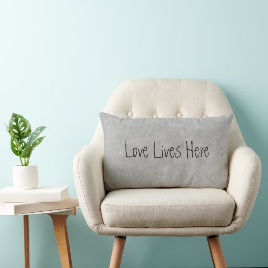 Liefde leeft hier paren gepersonaliseerd kussen (Stoel)