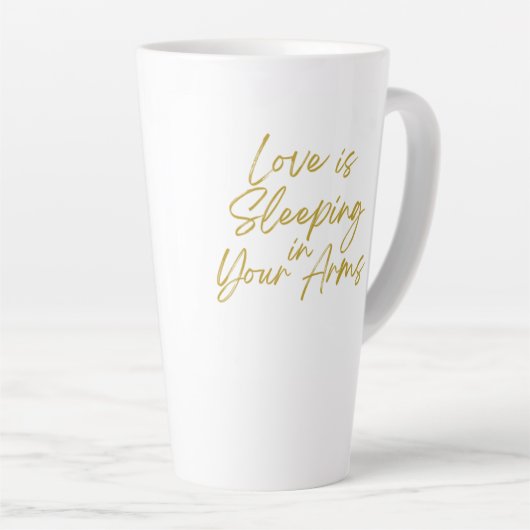 Liefde slaapt in je Arms Tall Latte Mok (Rechterhoek)