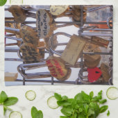 Liefde sloten en Eiffeltoren. Parijs. Frankrijk. Theedoek (Gevouwen)