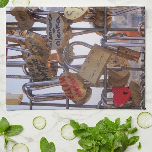 Liefde sloten en Eiffeltoren. Parijs. Frankrijk. Theedoek (Gevouwen)