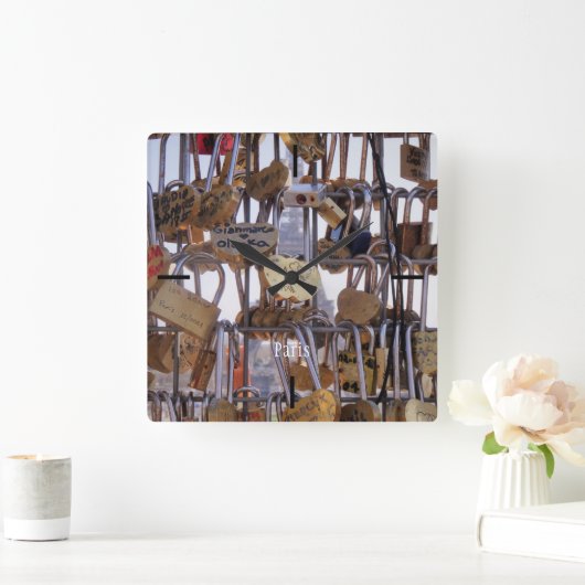 Liefde sloten en Eiffeltoren. Parijs. Frankrijk. Vierkante Klok (Huis)