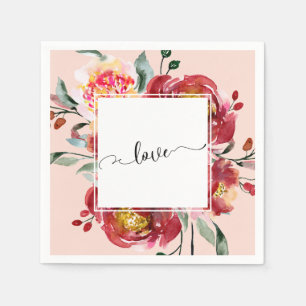 Liefde typografie over rood bloemenboeket en blos servet
