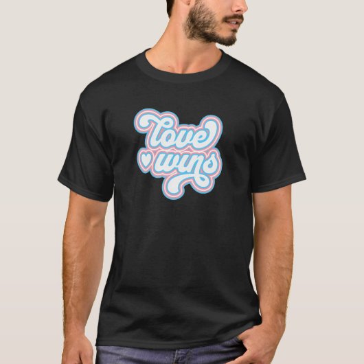 Liefde Wint Trans Pride Transgender Vlag LGBTQ+ Re T-shirt (Voorkant)