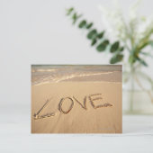'Liefde' zand geschreven op het strand met binnenk Briefkaart (Staand voorkant)