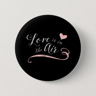 Liefde zit in de lucht -  Chalkboardstijl Ronde Button 5,7 Cm