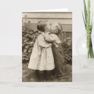  liefdesfoto van kinderen die zoenen in een tuin kaart