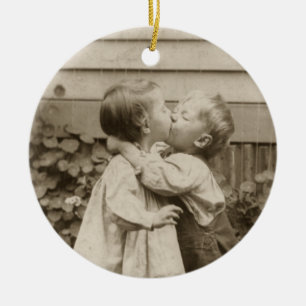  liefdesfoto van kinderen die zoenen in een tuin keramisch ornament