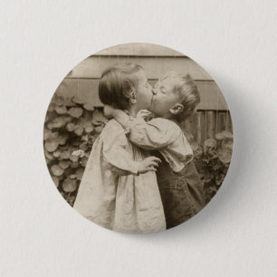liefdesfoto van kinderen die zoenen in een tuin ronde button 5,7 cm