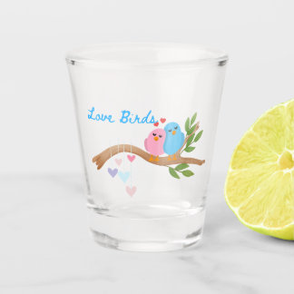 Liefdesvogels samen op een tak op een shot glas