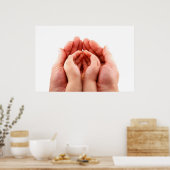 Liefdevolle ouders handen omarmen kinderhanden poster (Keuken)