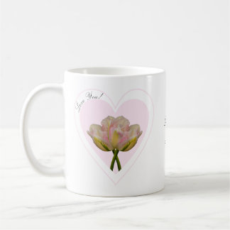 Liefdevolle tulpen in roze hart koffiemok