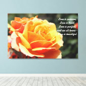 Liefgele rozenbloem - liefde is mooi canvas afdruk (Insitu (Houten vloer))