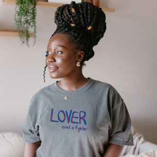 Liefhebber en een vechter in blauw en roze t-shirt