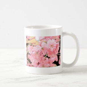Lieve artistieke schets roze kersenbloesem bloemen koffiemok