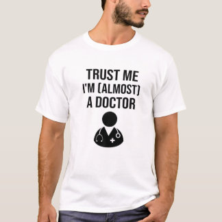 Lieve Doctor Medical Student Trainee Ik ben bijna T-shirt
