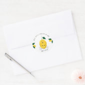 Lieve kleine citroen onderweg ronde sticker (Envelop)