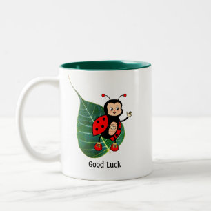 Lieveheersbeestje met geluk op blad tweekleurige koffiemok