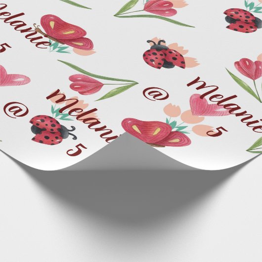 Lieveheersbeestje, vlinder en tulp hartpatroon cadeaupapier (Hoek)