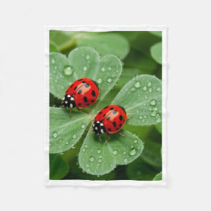 Lieveheersbeestjes op Bladeren met Dauw Werp Fleece Deken