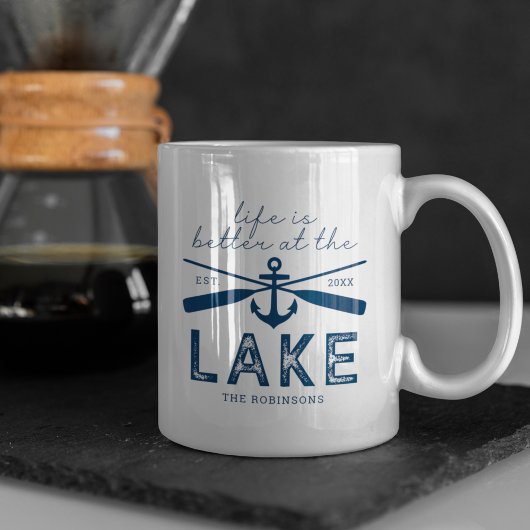 Life is Better Lake House Nom de famille Mug