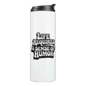 "Life Requires A Sence Of Humor" Thermosbeker (Gedraaid links)