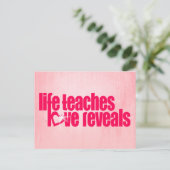 "Life Teaches Love Reveals" roze slogan briefkaart (Staand voorkant)