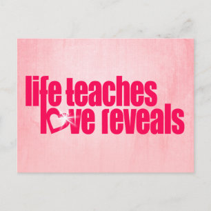"Life Teaches Love Reveals" roze slogan briefkaart