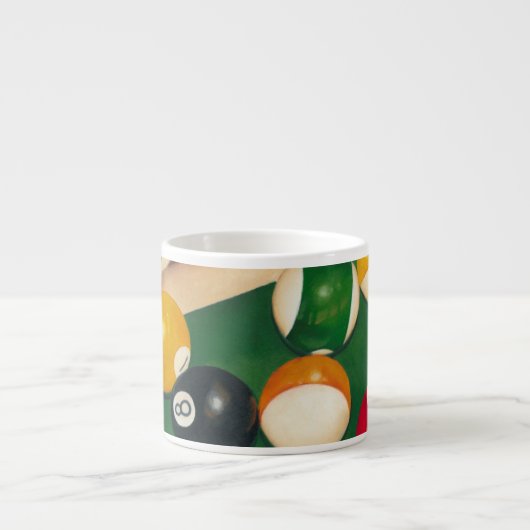 Lifelike Billiards Table met Balls en Chalk Espresso Kop (Voorkant)