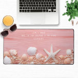 Life's A Beach Citation Coquillages Nom personnali<br><div class="desc">Life's A Beach Citations Coquillages Nom personnalisé Mat de bureau présente des coquillages sur un arrière - plan en bois rose rustique avec le texte "La vie est une plage, et je ne fais que jouer dans le sable" avec votre nom personnalisé ci-dessous dans la typographie de script de calligraphie...</div>