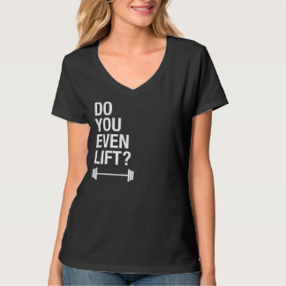 Lift u zelfs het zwarte T-shirt op?