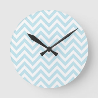 Light Blue en White Chevron Stripe Pattern Ronde Klok