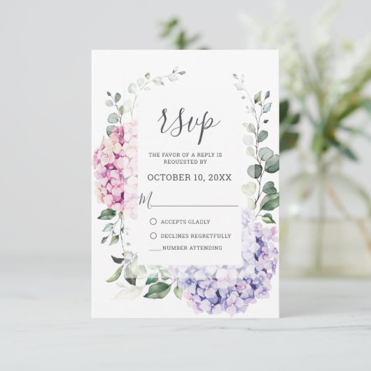 Light Blue Pink Hydrangeas en Eucalyptus bruiloft RSVP Kaartje (Staand voorkant)