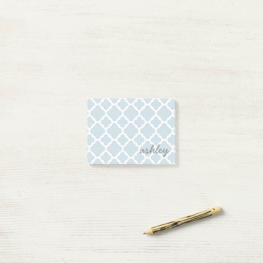 Light blue Quatrefoil Patroonscript naam Post-it® Notes (Op bureau)