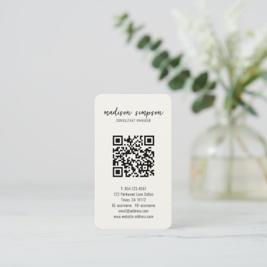 Light Cream Minimalist Modern Initiaal QR Code Visitekaartje (Staand voorkant)