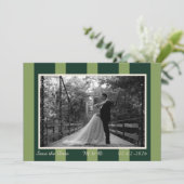 Light & Dark Green Wide Stripe Invitation (Debout devant)