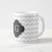 Light Grey White Chevron Black Quatrefoil Monogram Extra Grote Mok (Voorkant rechts)