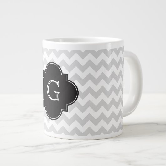 Light Grey White Chevron Black Quatrefoil Monogram Extra Grote Mok (Voorkant rechts)