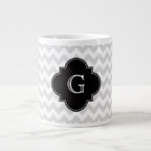 Light Grey White Chevron Black Quatrefoil Monogram Extra Grote Mok (Voorkant)