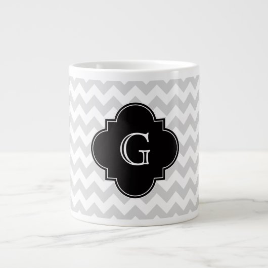Light Grey White Chevron Black Quatrefoil Monogram Extra Grote Mok (Voorkant)