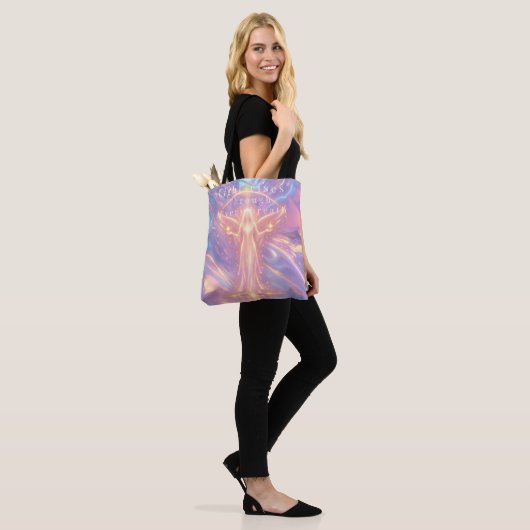 Light Rises Through Every Breath Tote Bag (Sur le modèle)