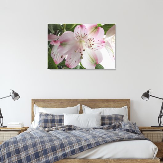 Light Roze alstroemeria Canvas Afdrukken (Insitu (Slaapkamer))