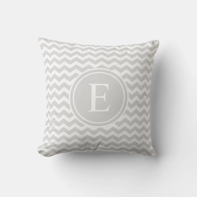 Light Silver Personalized Chevron Monogram Kussen (Voorkant)