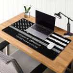 Ligne mince gris Agent correctionnel personnalisé<br><div class="desc">Mince Gris Line American Flag Correctional Officer Mat - USA American flag design in Correctional Officer Flag couleurs. Parfait pour tous les agents correctionnels, les agents de probation, les agents de libération conditionnelle, les geôliers. Personnalisez ce mince tapis de bureau argenté avec nom, titre. Parfait pour les cadeaux de fin...</div>