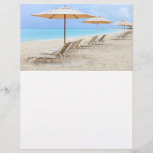 Ligstoelen op het oceaanstrand flyer