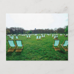 Ligstoelen verspreid in Green Park, Londen Briefkaart