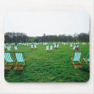 Ligstoelen verspreid in Green Park, Londen Muismat
