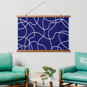 Lijnkunst: wit op donkerblauw hangend wandkleed