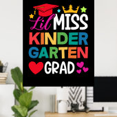 Lil Miss Kindergarten Afstudeerder Prek Afstuderen Poster (Thuiskantoor)