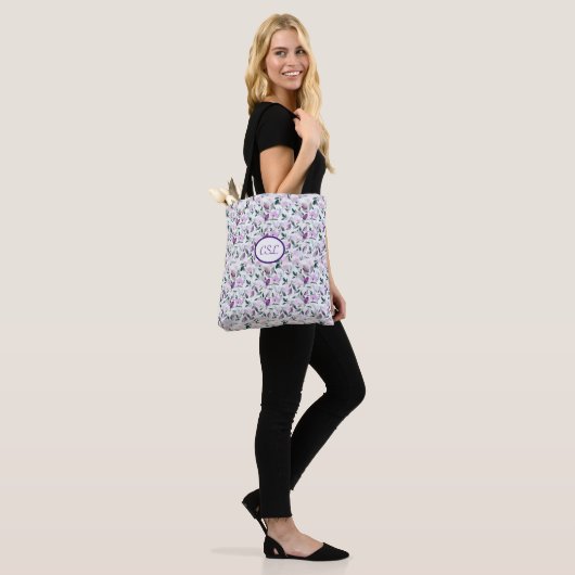 Lila bloemen canvas tas, monogrammen draagtas (Op model)