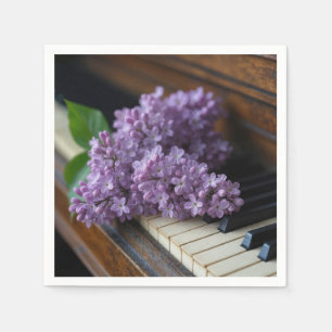 Lila bos op oude pianotoetsen servet